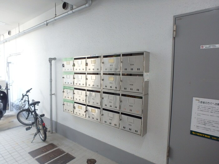 物件外観写真2　(エントランス部分)