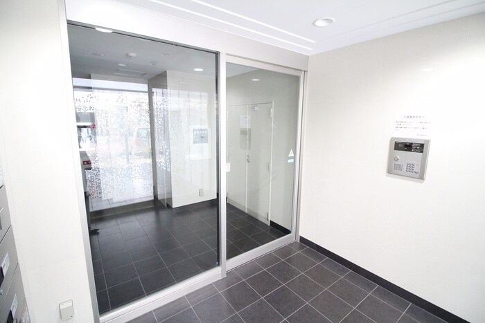 物件外観写真2　(エントランス部分)