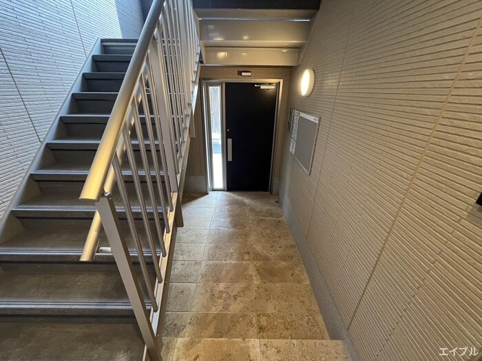 物件外観写真4　(エントランス部分)