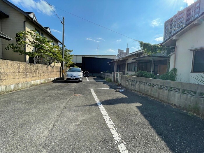 物件外観写真3　(駐車場)