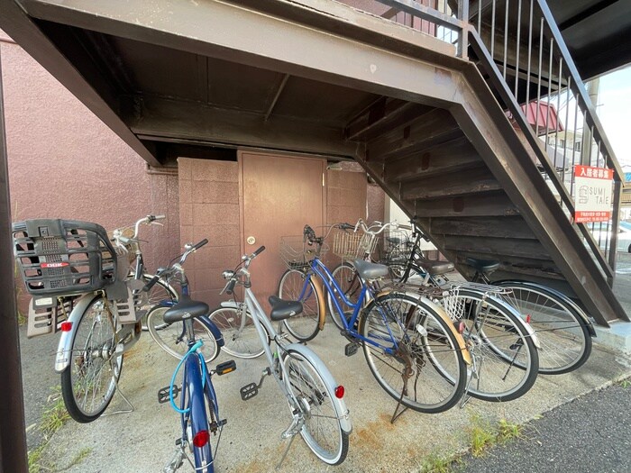 物件外観写真4　(駐輪場)
