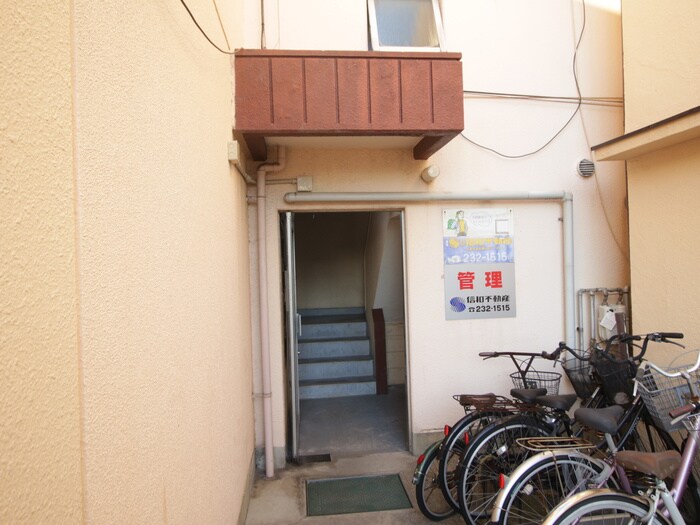 物件外観写真2　(エントランス部分)