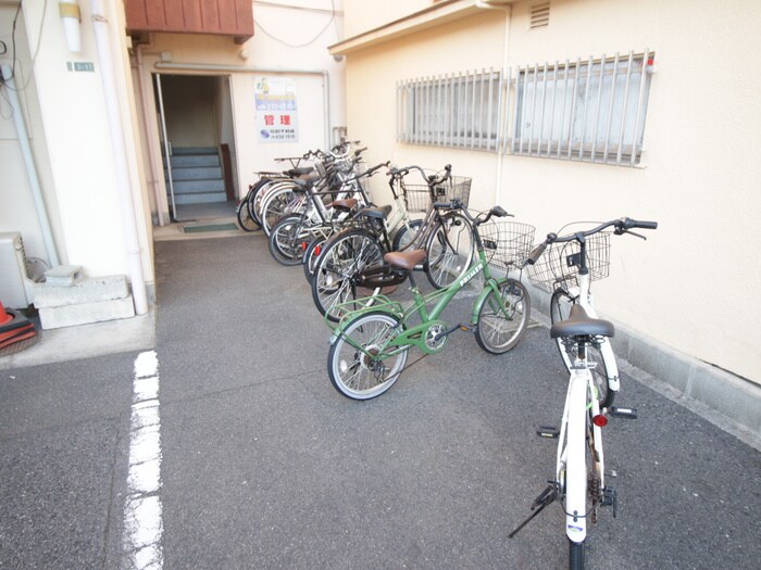 物件外観写真4　(駐輪場)