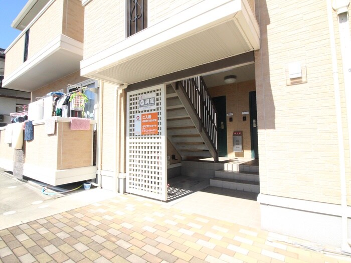 物件外観写真3　(エントランス部分)