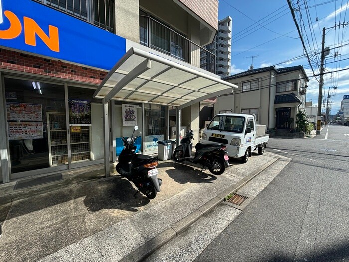 物件外観写真6　(バイク置き場)