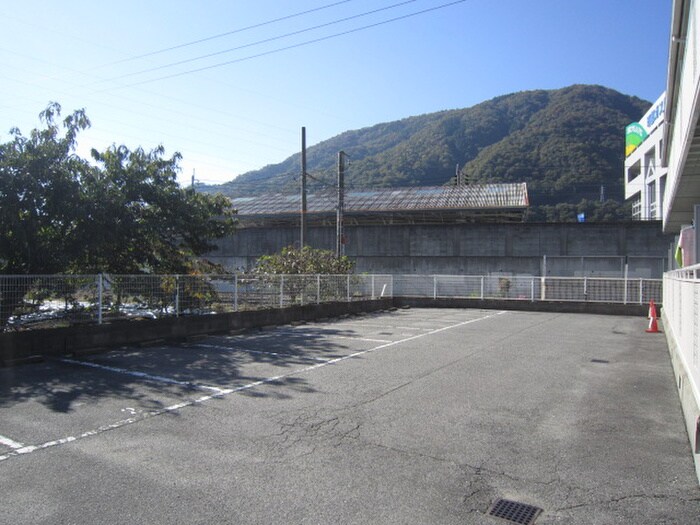 物件外観写真2　(駐車場)