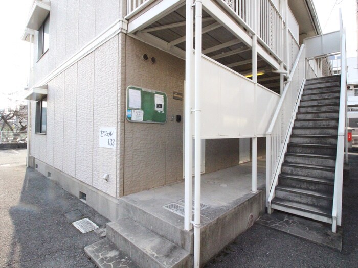 物件外観写真6　(エントランス部分)