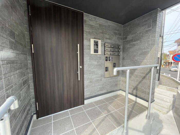 物件外観写真3　(エントランス部分)