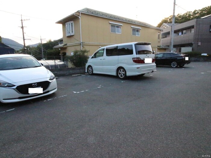 物件外観写真2　(駐車場)