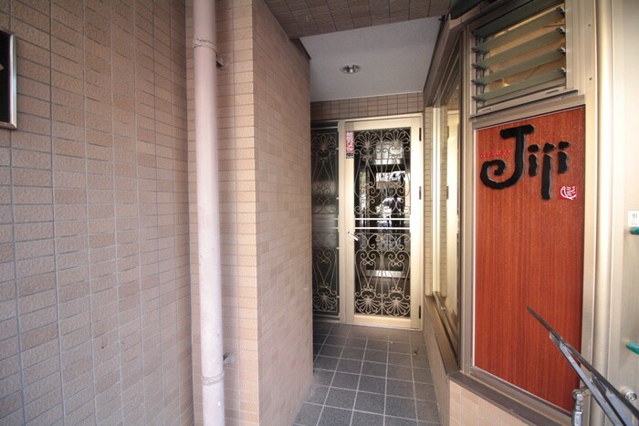 物件外観写真2　(エントランス部分)