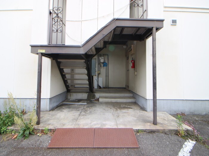 物件外観写真3　(エントランス部分)