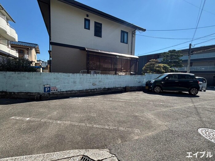物件外観写真3　(駐車場)