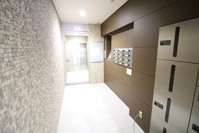 物件外観写真2　(エントランス部分)