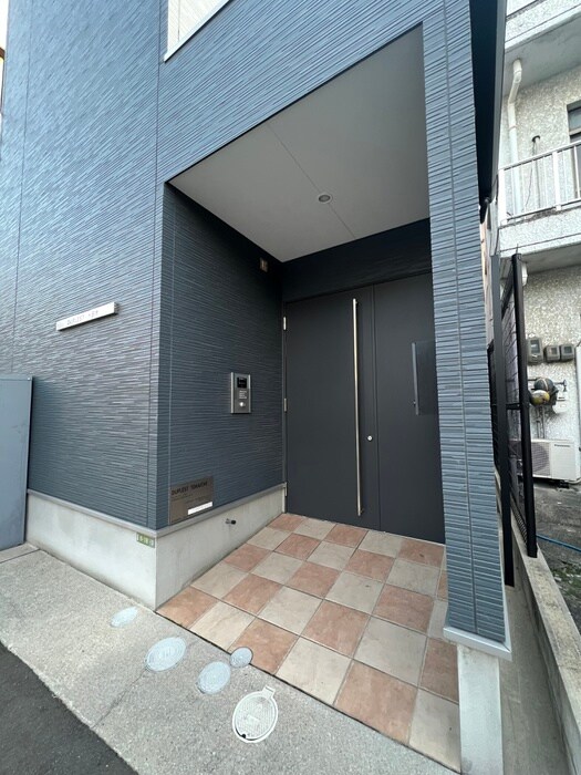 物件外観写真2　(エントランス部分)