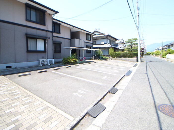 物件外観写真3　(駐車場)