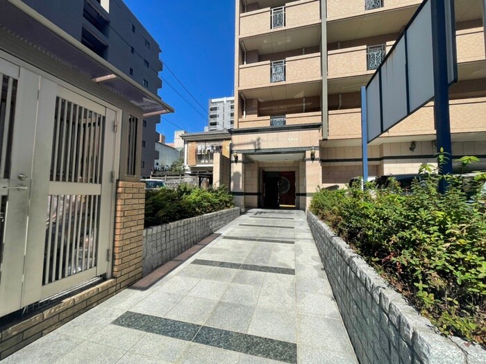 物件外観写真2　(エントランス部分)