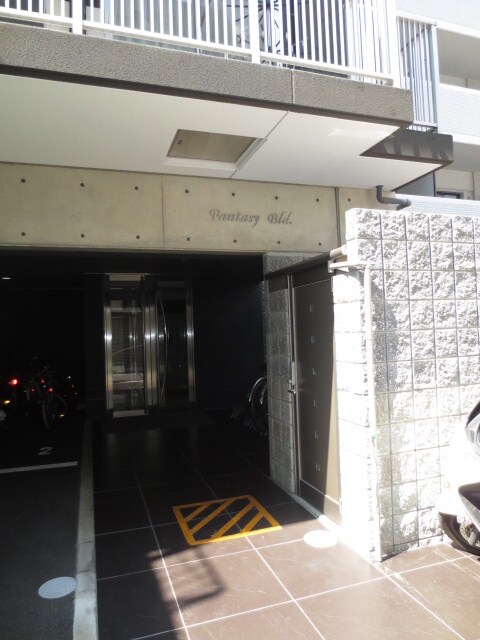 物件外観写真3　(エントランス部分)