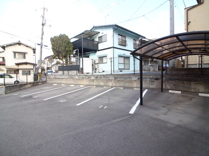 物件外観写真3　(駐車場)