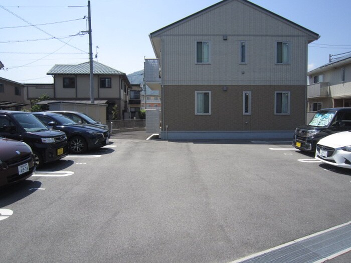 物件外観写真5　(駐車場)