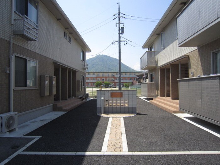 物件外観写真6　(エントランス部分)