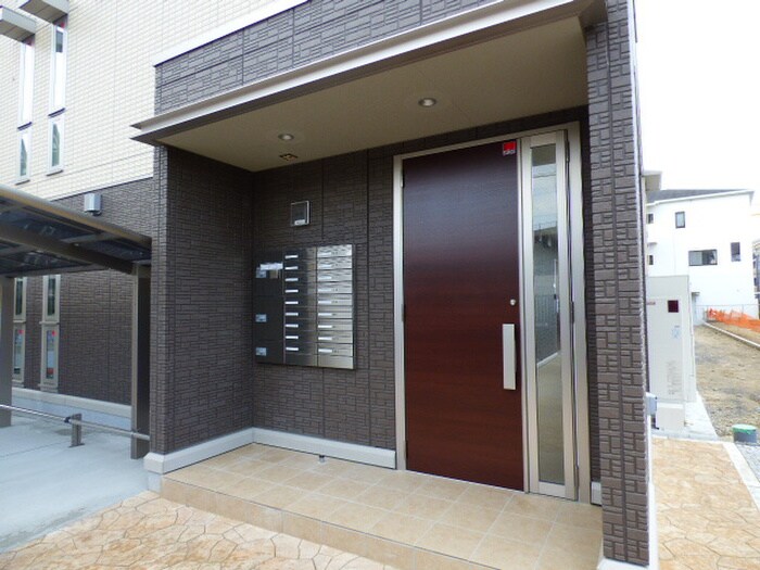 物件外観写真3　(エントランス部分)