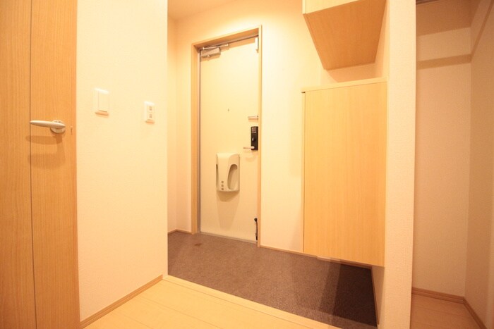 物件内観写真13　(玄関)