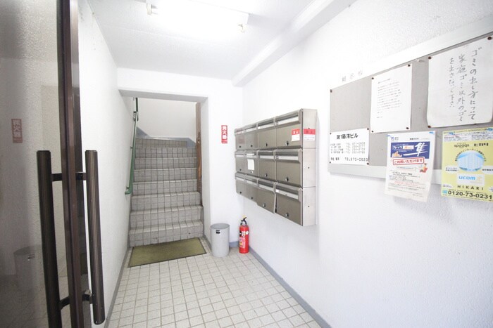 物件外観写真4　(エントランス部分)