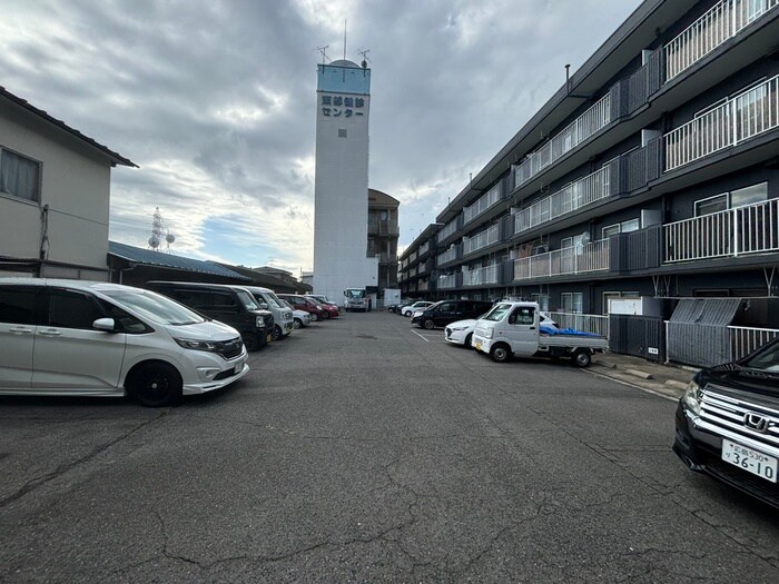 物件外観写真3　(駐車場)