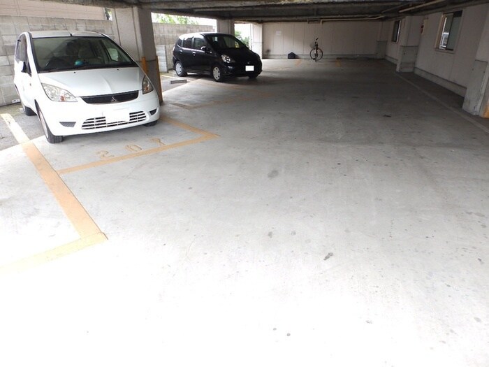 物件外観写真3　(駐車場)