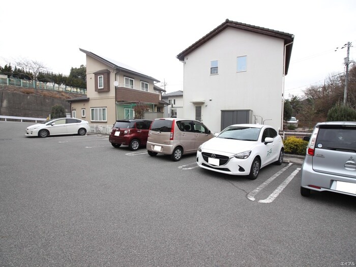 物件外観写真3　(駐車場)