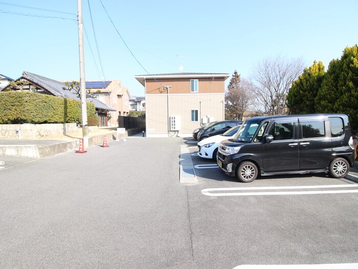 物件外観写真3　(駐車場)