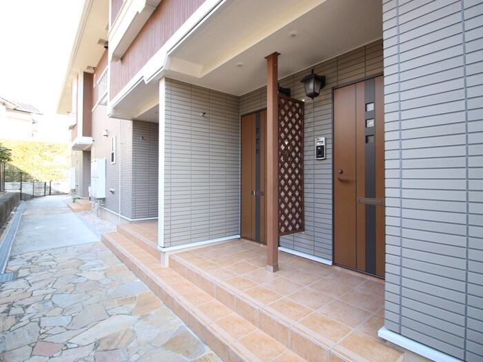 物件外観写真6　(エントランス部分)