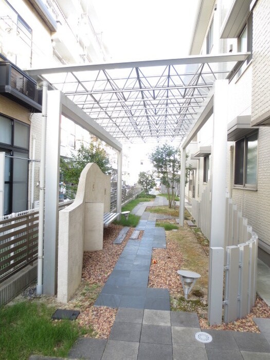 物件外観写真3　(エントランス部分)