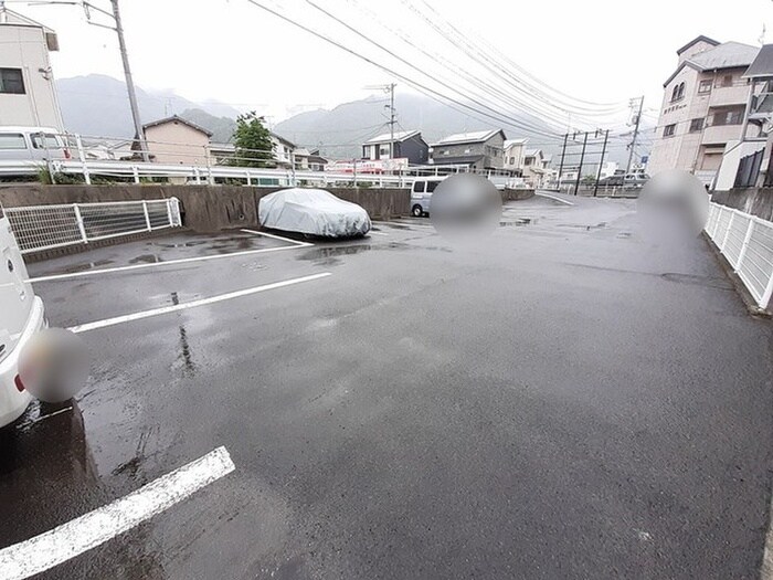 物件外観写真2　(駐車場)