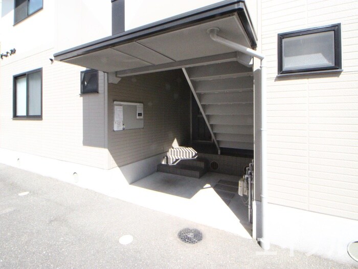 物件外観写真6　(エントランス部分)