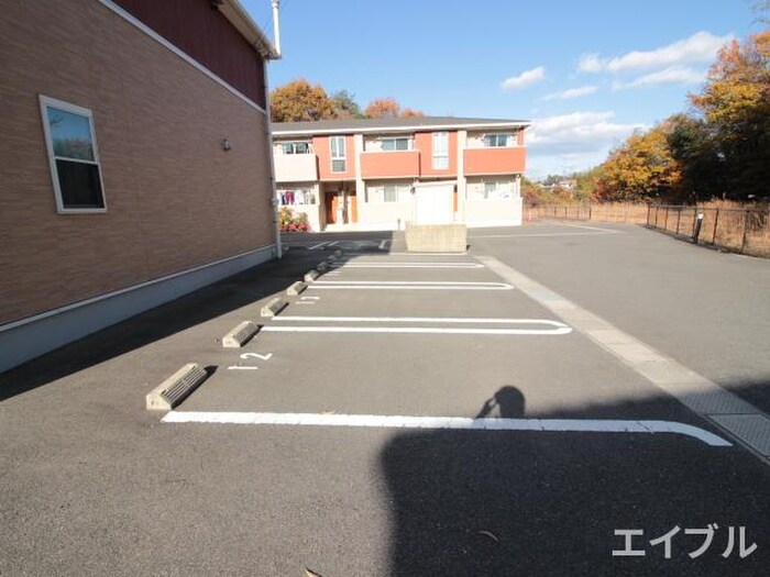 物件外観写真3　(駐車場)