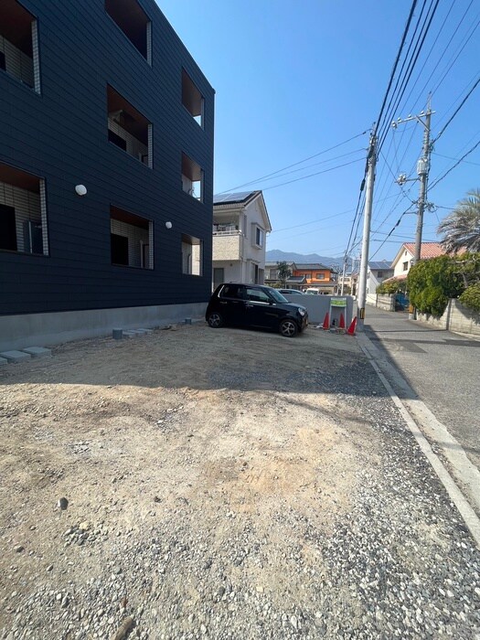 物件外観写真3　(駐車場)