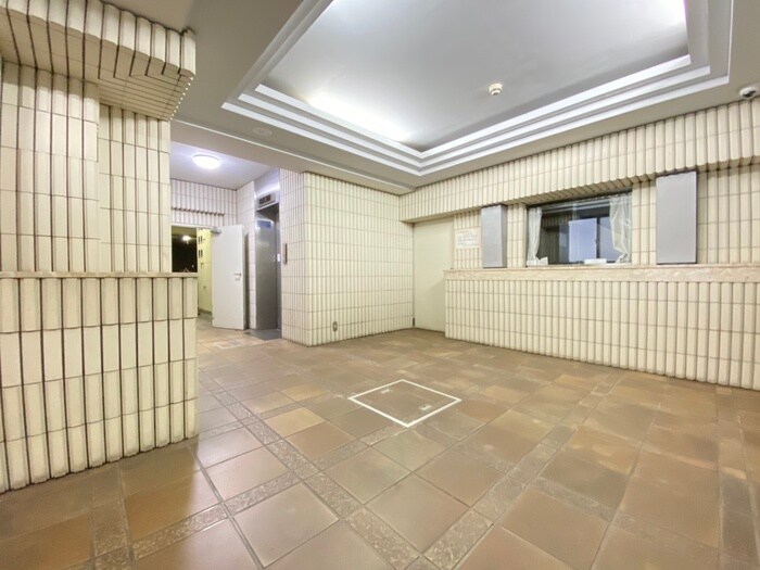 物件外観写真2　(エントランス部分)