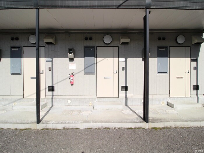 物件外観写真2　(エントランス部分)