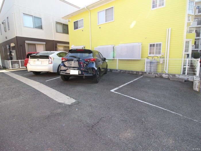 物件外観写真3　(駐車場)