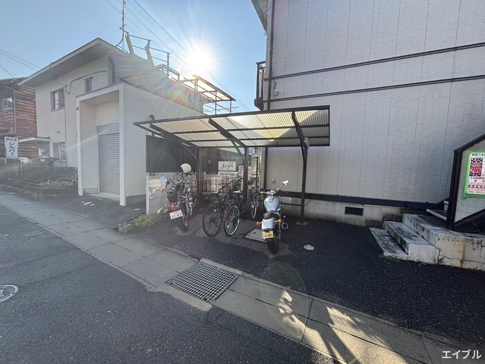物件外観写真5　(バイク置き場)