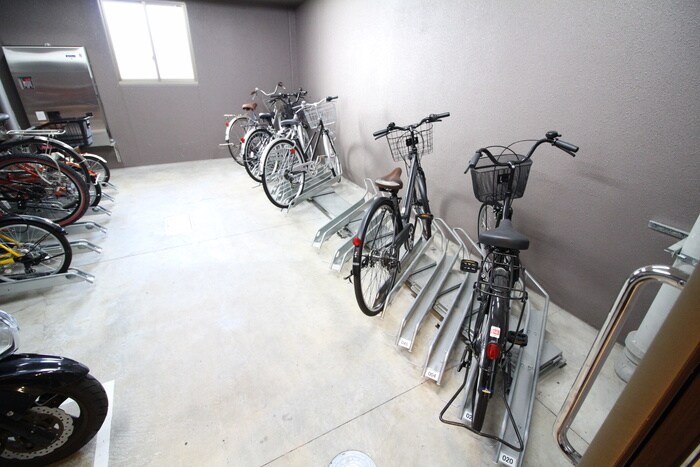 物件外観写真4　(駐輪場)