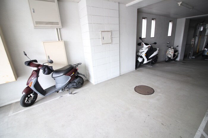 物件外観写真4　(バイク置き場)