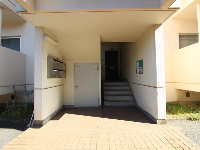 物件外観写真6　(エントランス部分)