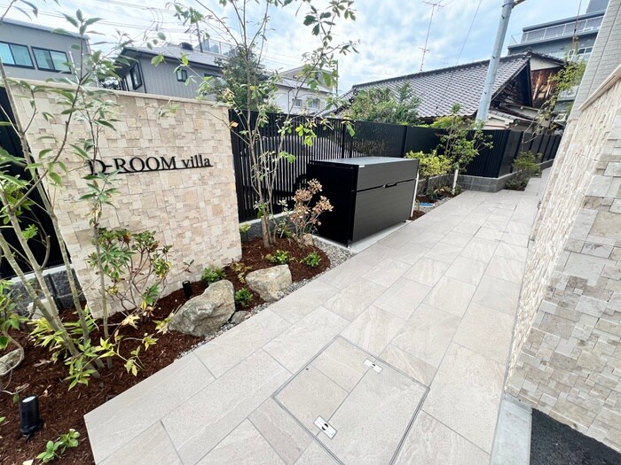 物件外観写真2　(エントランス部分)