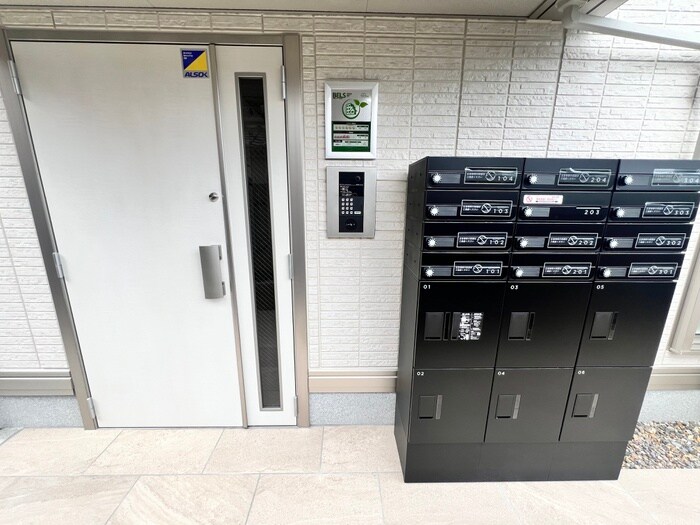 物件外観写真3　(エントランス部分)