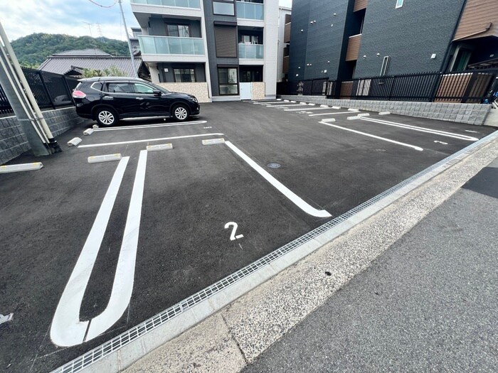 物件外観写真5　(駐車場)