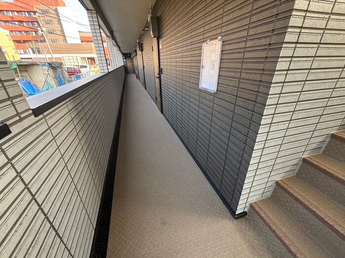 物件外観写真2　(エントランス部分)