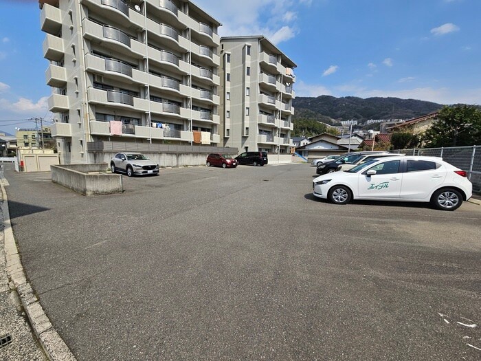 物件外観写真2　(駐車場)