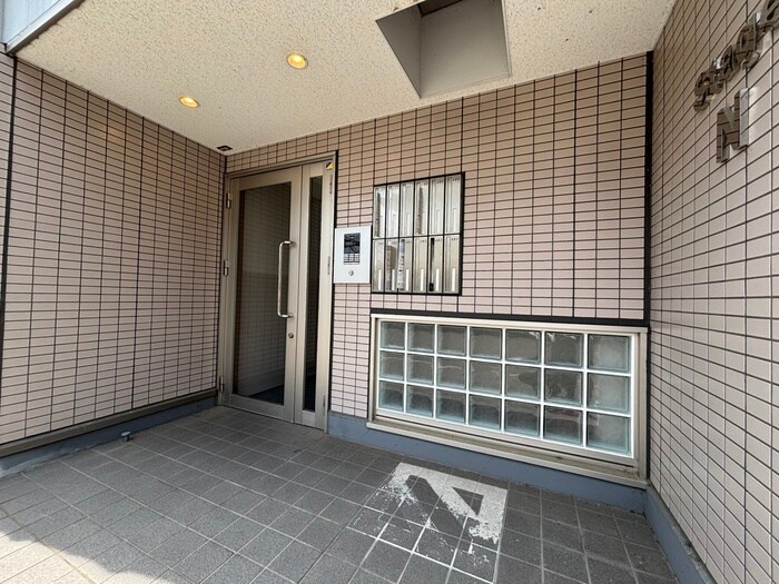 物件外観写真3　(エントランス部分)